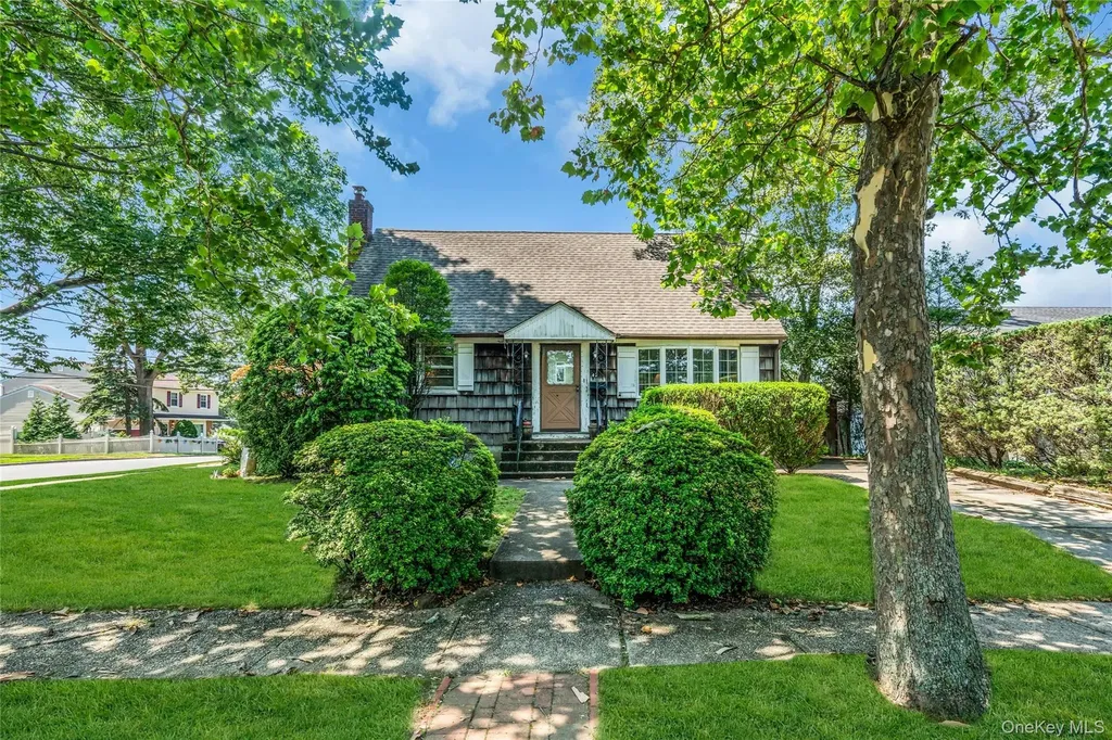 42 Summit Street Plainview NY 11803