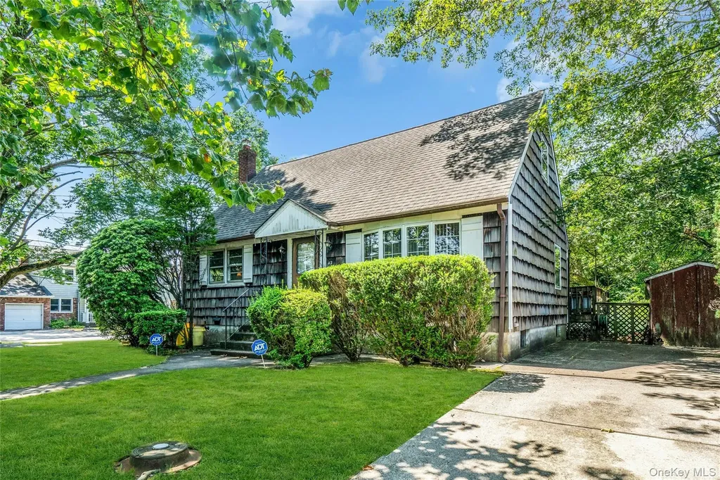 42 Summit Street Plainview NY 11803