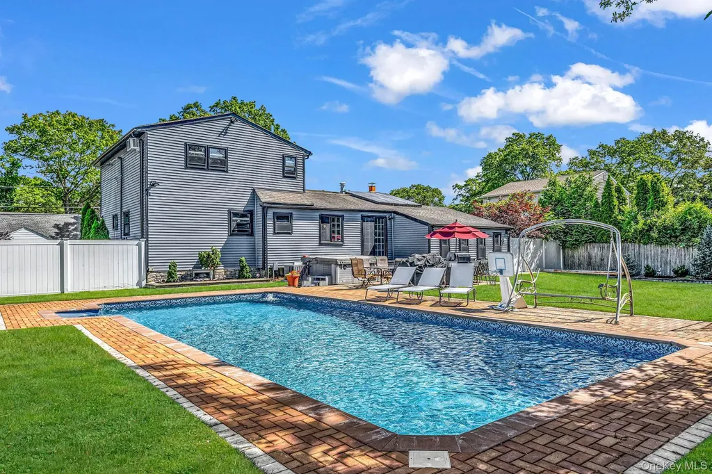 58 39th Street Islip NY 11751