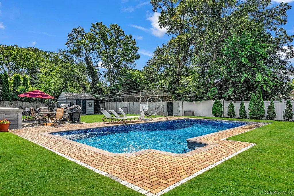 58 39th Street Islip NY 11751