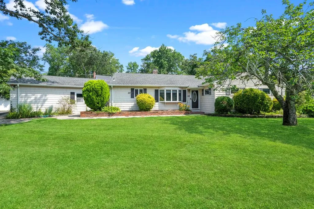 189 Connetquot Drive Oakdale NY 11769