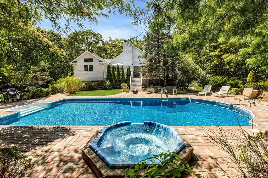 12 Douglas Court Hampton Bays NY 11946