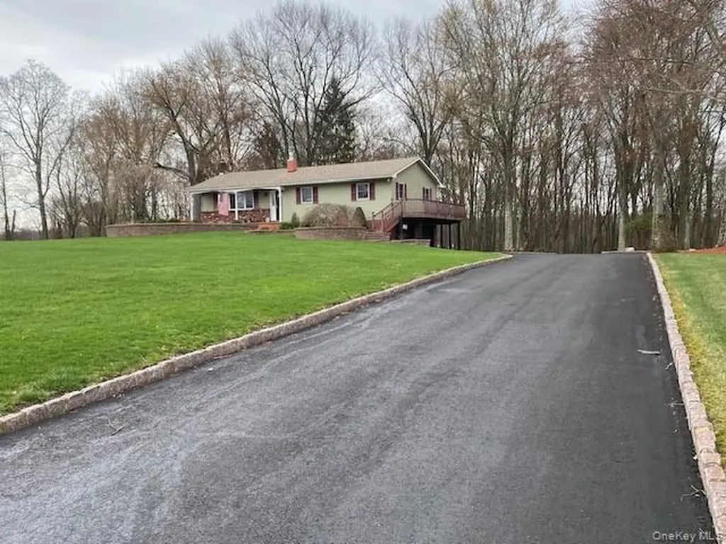 176 Gardnerville Road New Hampton NY 10958