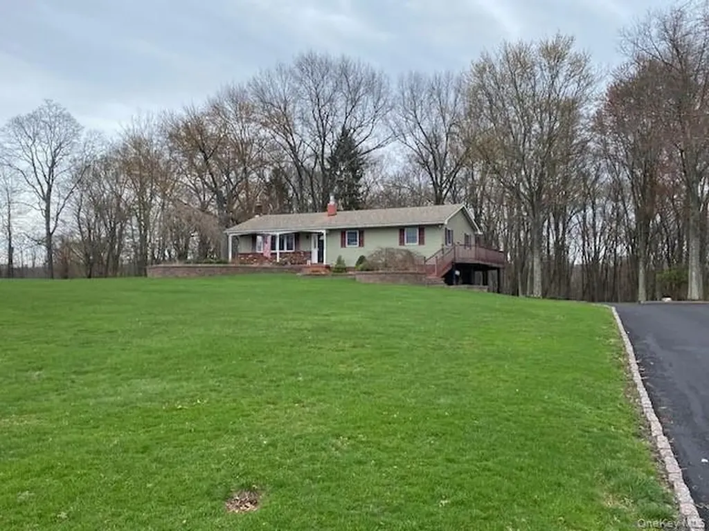 176 Gardnerville Road New Hampton NY 10958