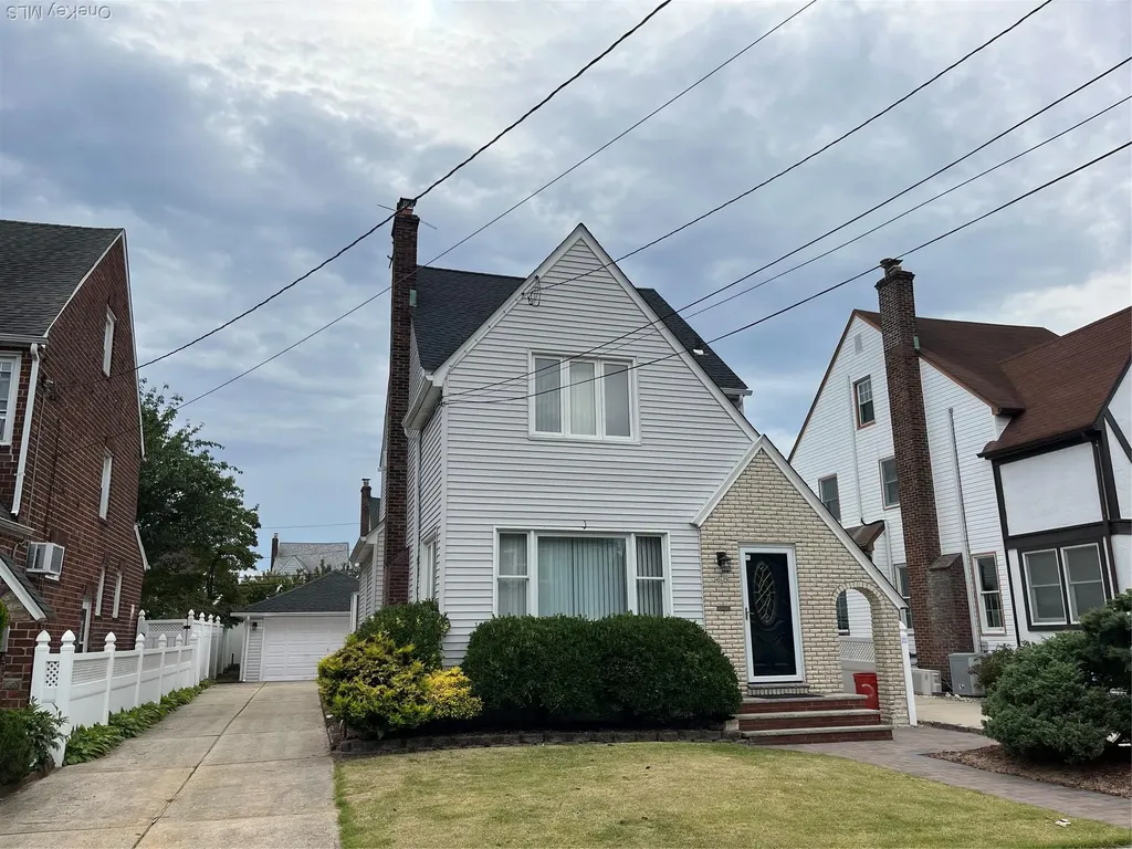 463 Macatee Place Mineola NY 11501