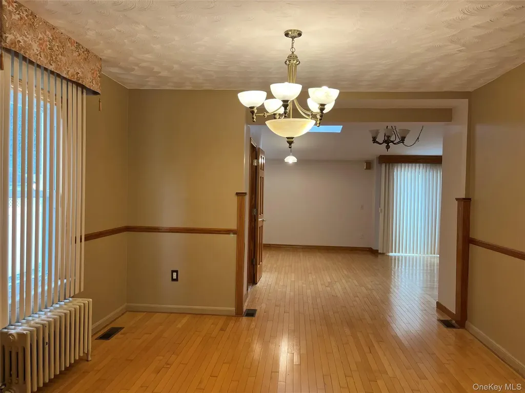 463 Macatee Place Mineola NY 11501