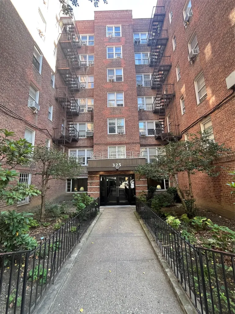 325 E 201 Street Bronx NY 10458