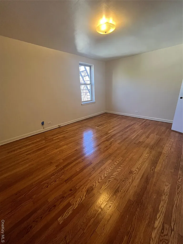 325 E 201 Street Bronx NY 10458