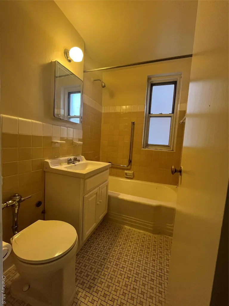 325 E 201 Street Bronx NY 10458