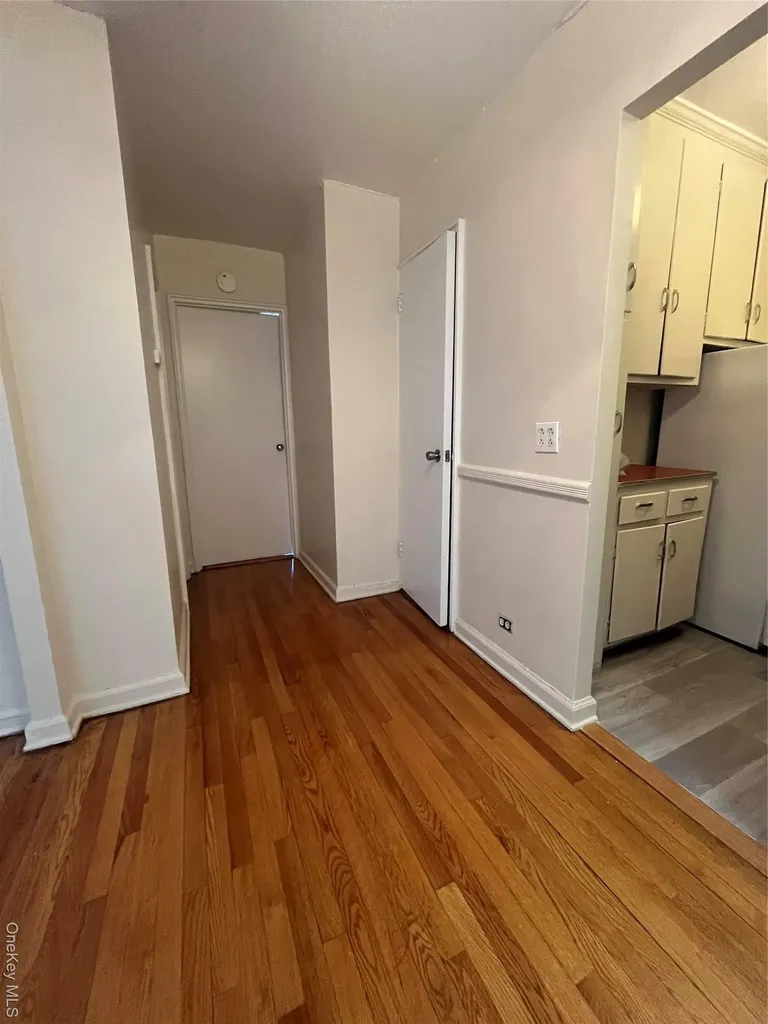 325 E 201 Street Bronx NY 10458