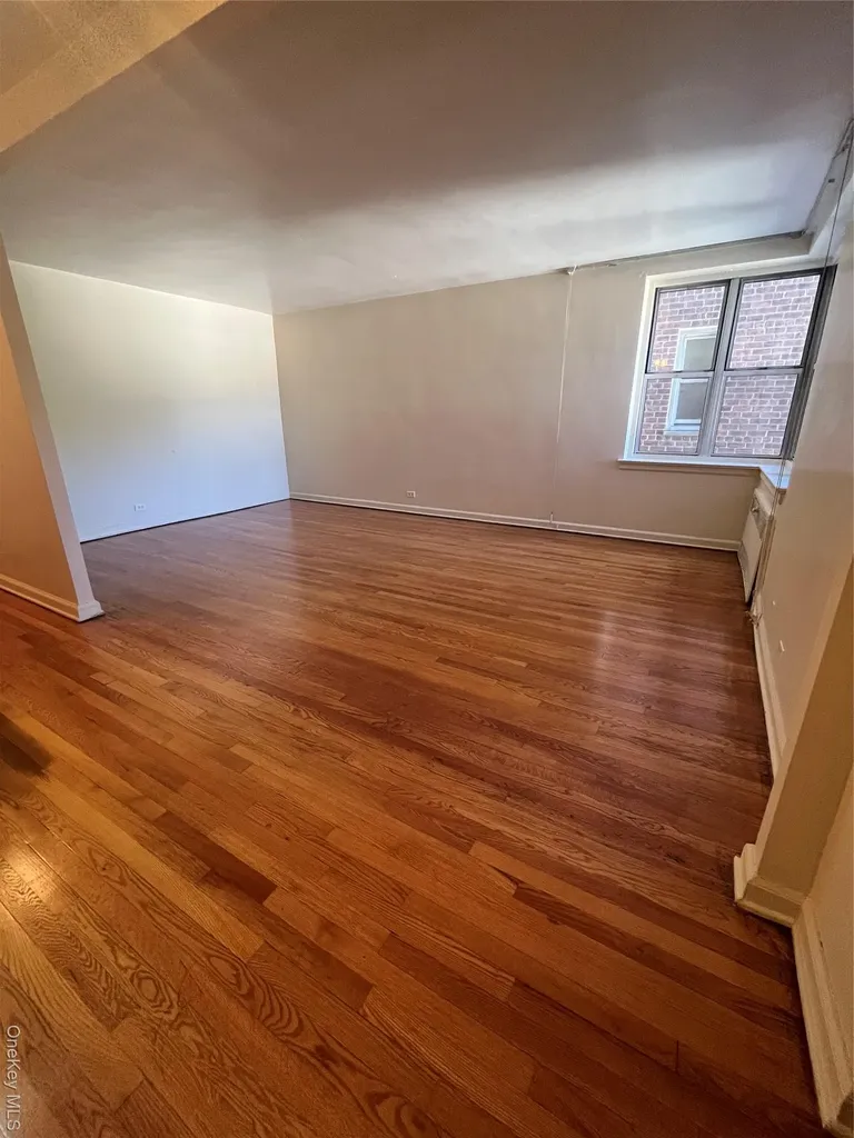 325 E 201 Street Bronx NY 10458