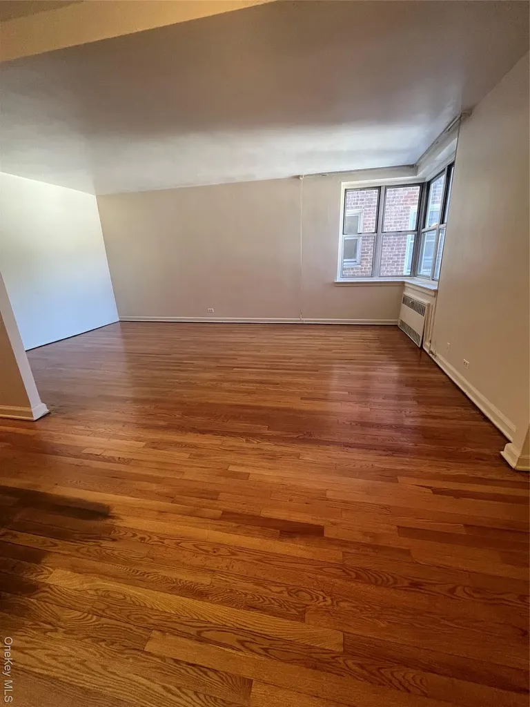 325 E 201 Street Bronx NY 10458