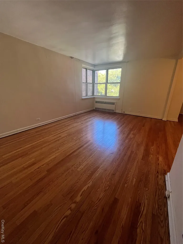 325 E 201 Street Bronx NY 10458