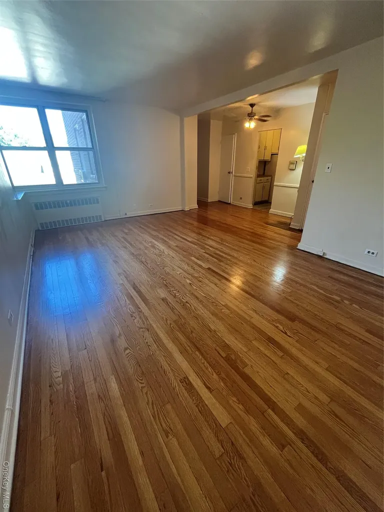 325 E 201 Street Bronx NY 10458