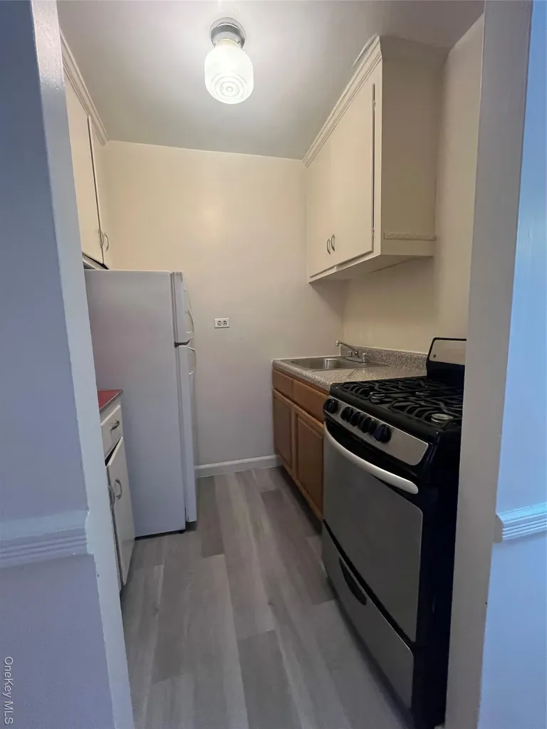 325 E 201 Street Bronx NY 10458