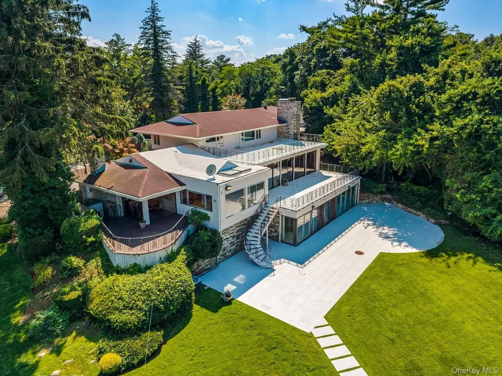 512 E Shore Road Great Neck NY 11024
