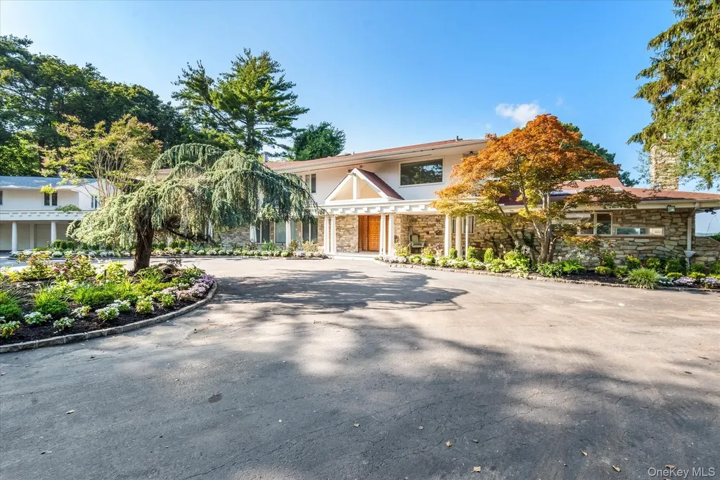 512 E Shore Road Great Neck NY 11024