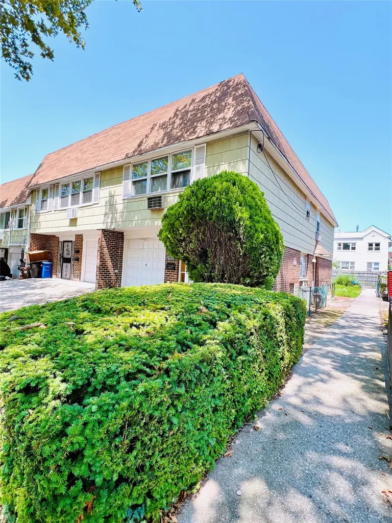 240-29 68th Avenue Douglaston NY 11362