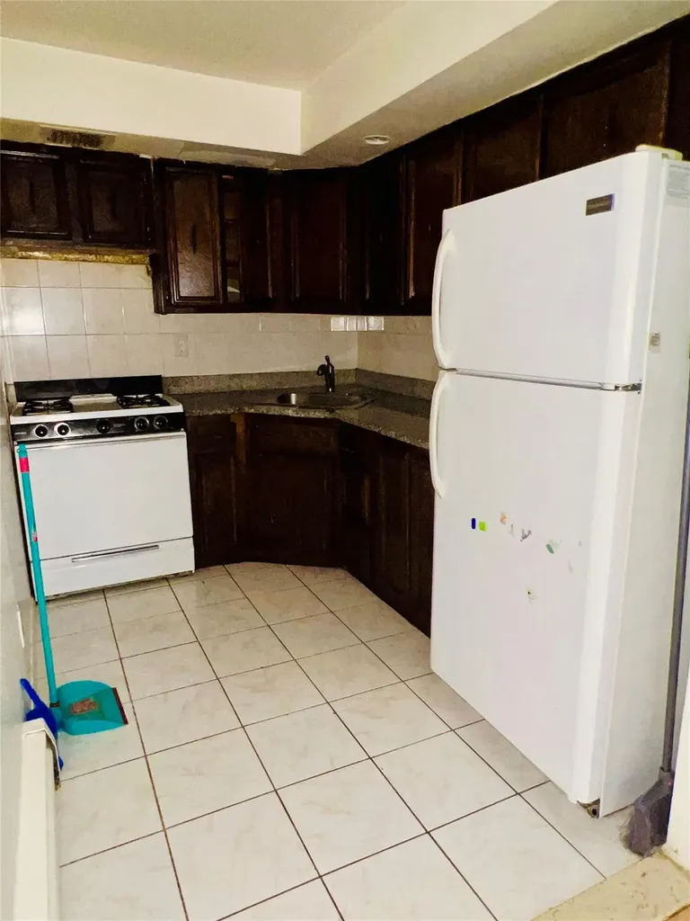 240-29 68th Avenue Douglaston NY 11362