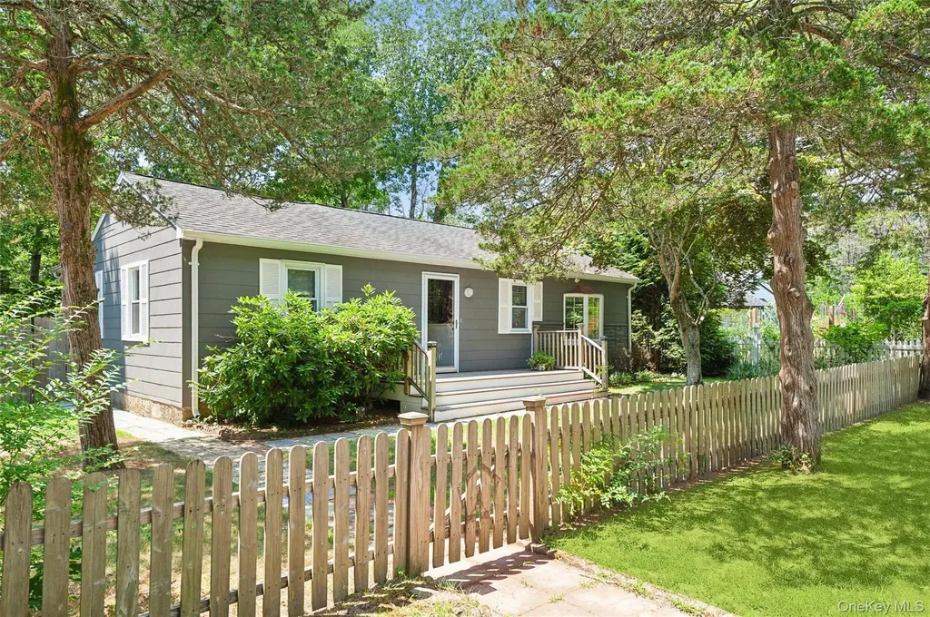 4 E End Avenue East Quogue NY 11942
