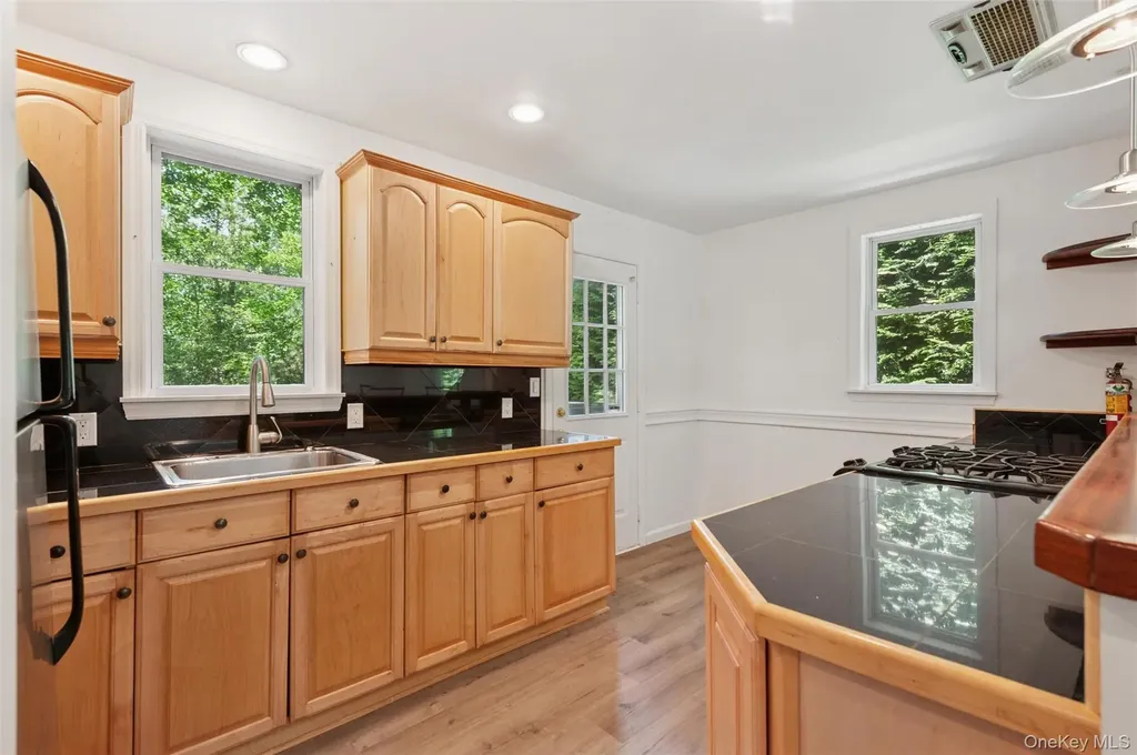 4 E End Avenue East Quogue NY 11942
