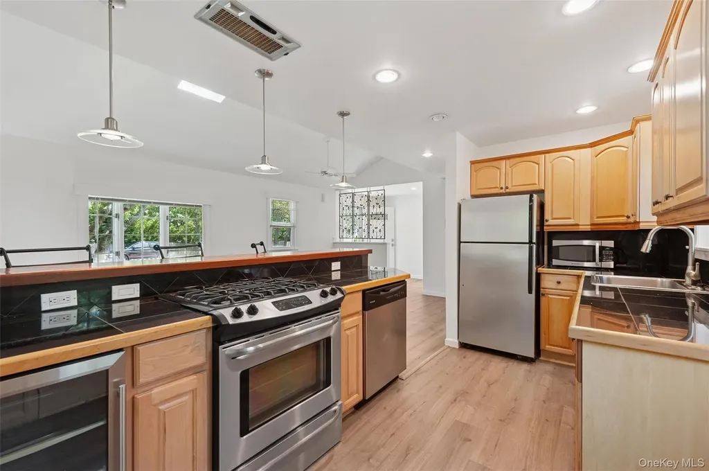 4 E End Avenue East Quogue NY 11942