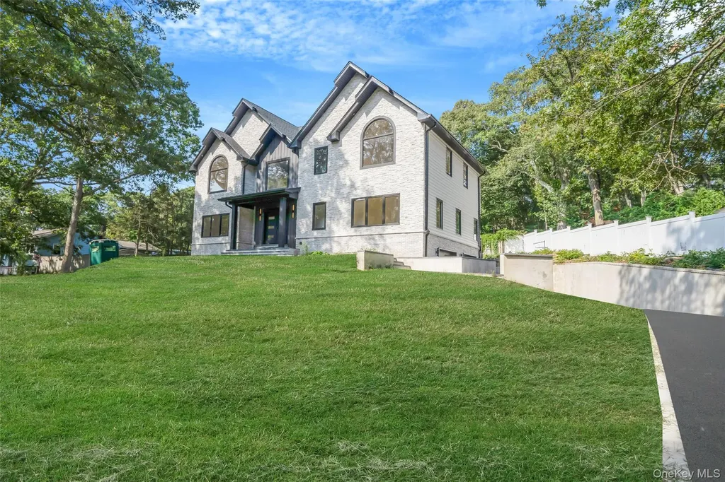 628 Meadow Road Smithtown NY 11754