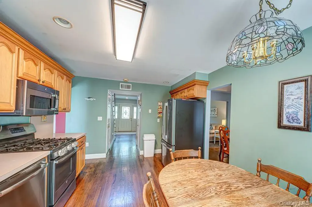 29 Bailey Avenue Babylon NY 11702