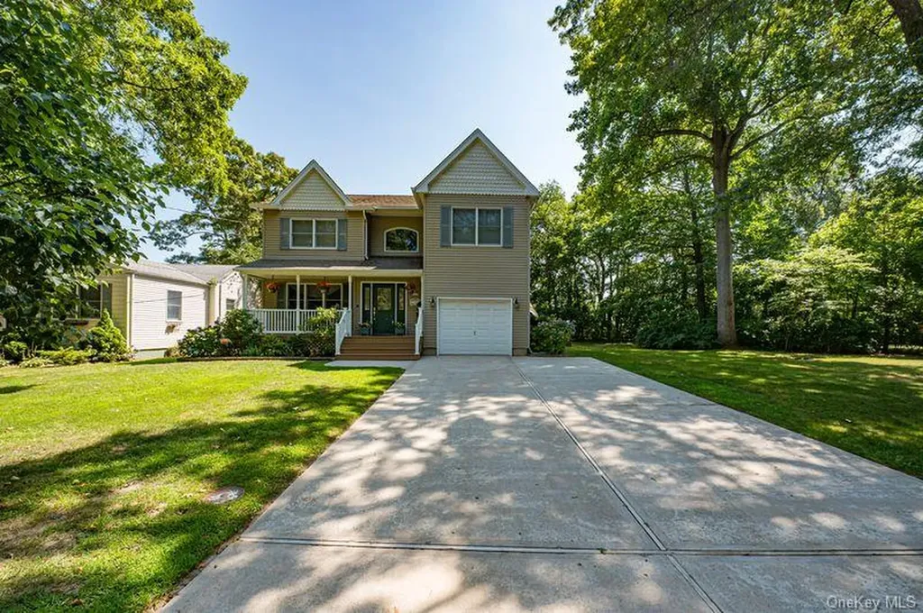 29 Bailey Avenue Babylon NY 11702