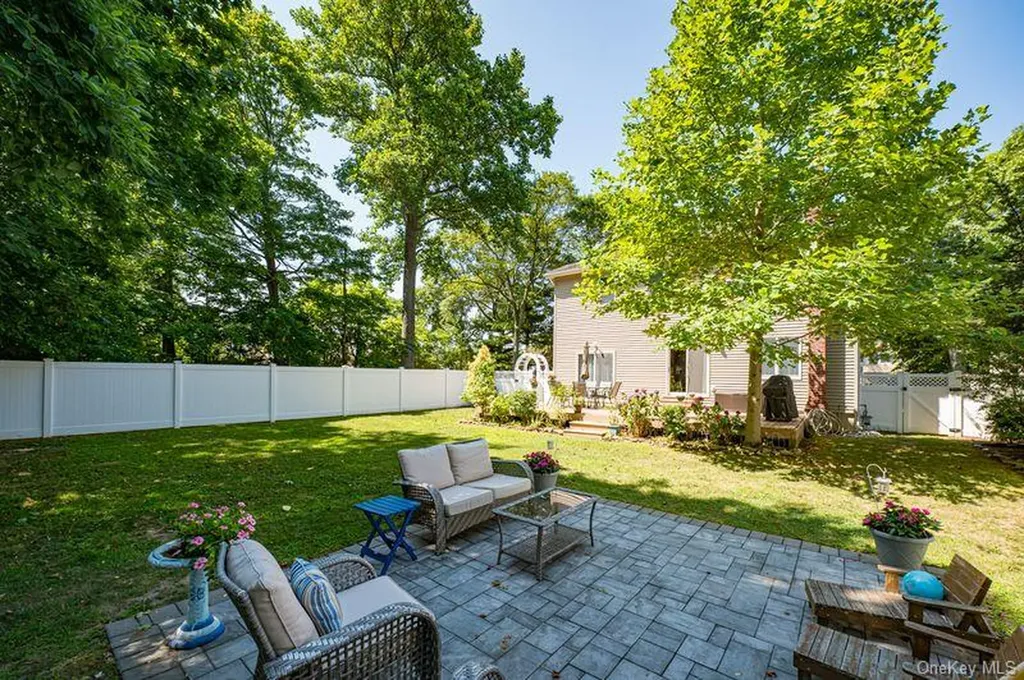29 Bailey Avenue Babylon NY 11702