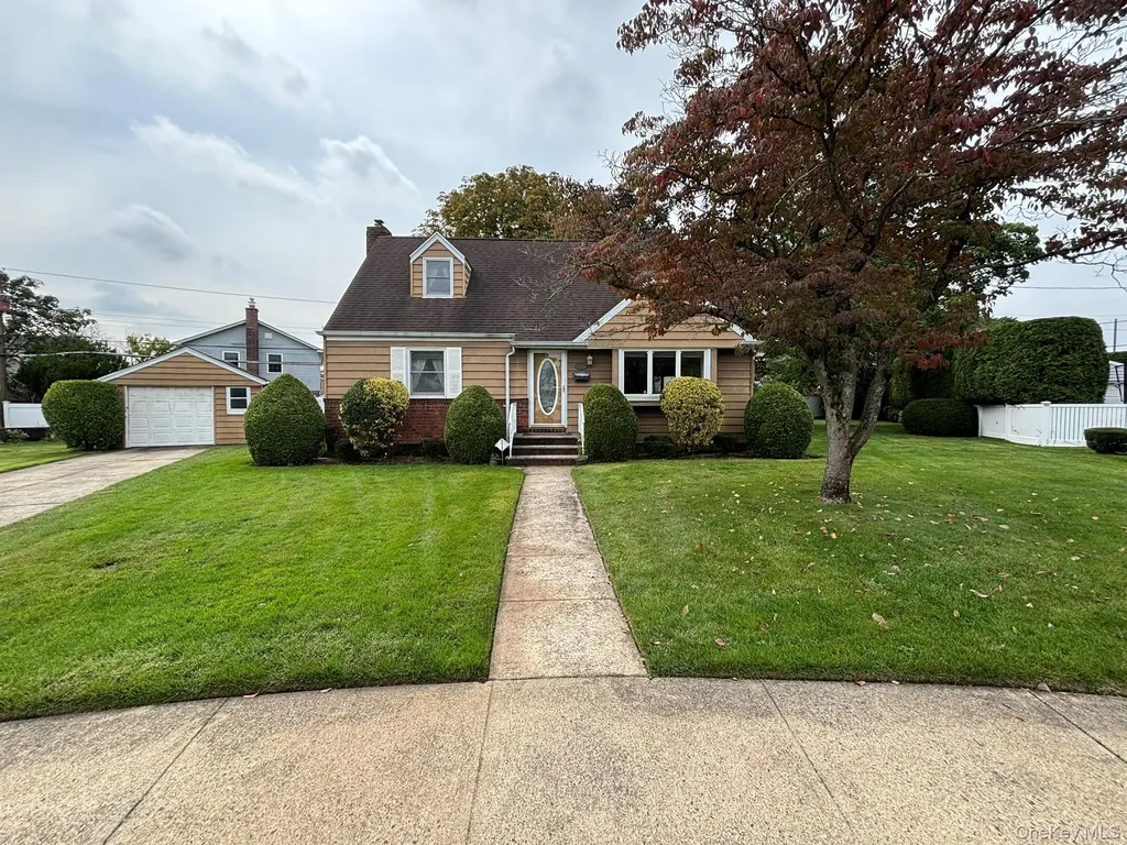 166 Evans Street New Hyde Park NY 11040
