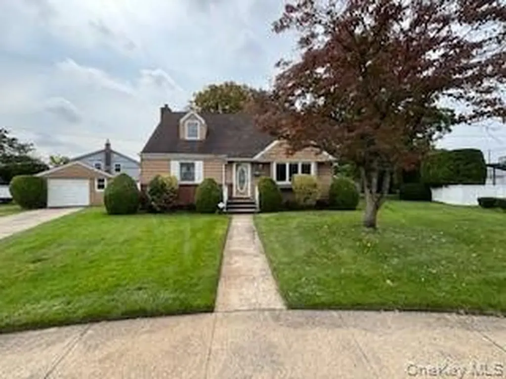 166 Evans Street New Hyde Park NY 11040