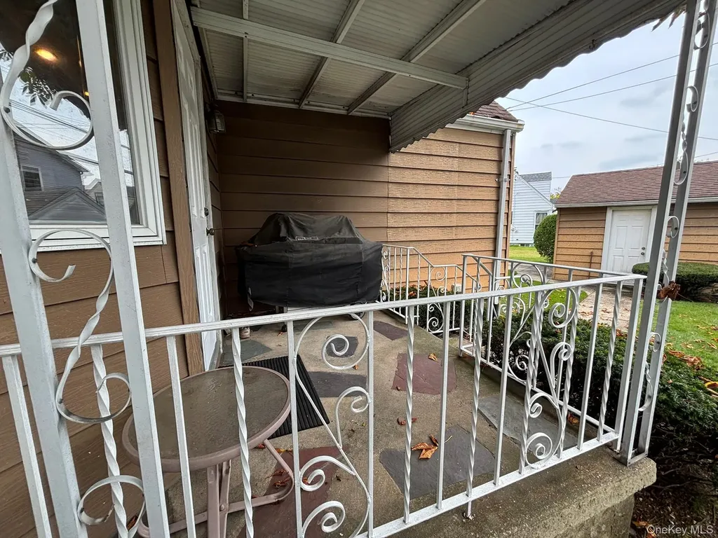 166 Evans Street New Hyde Park NY 11040