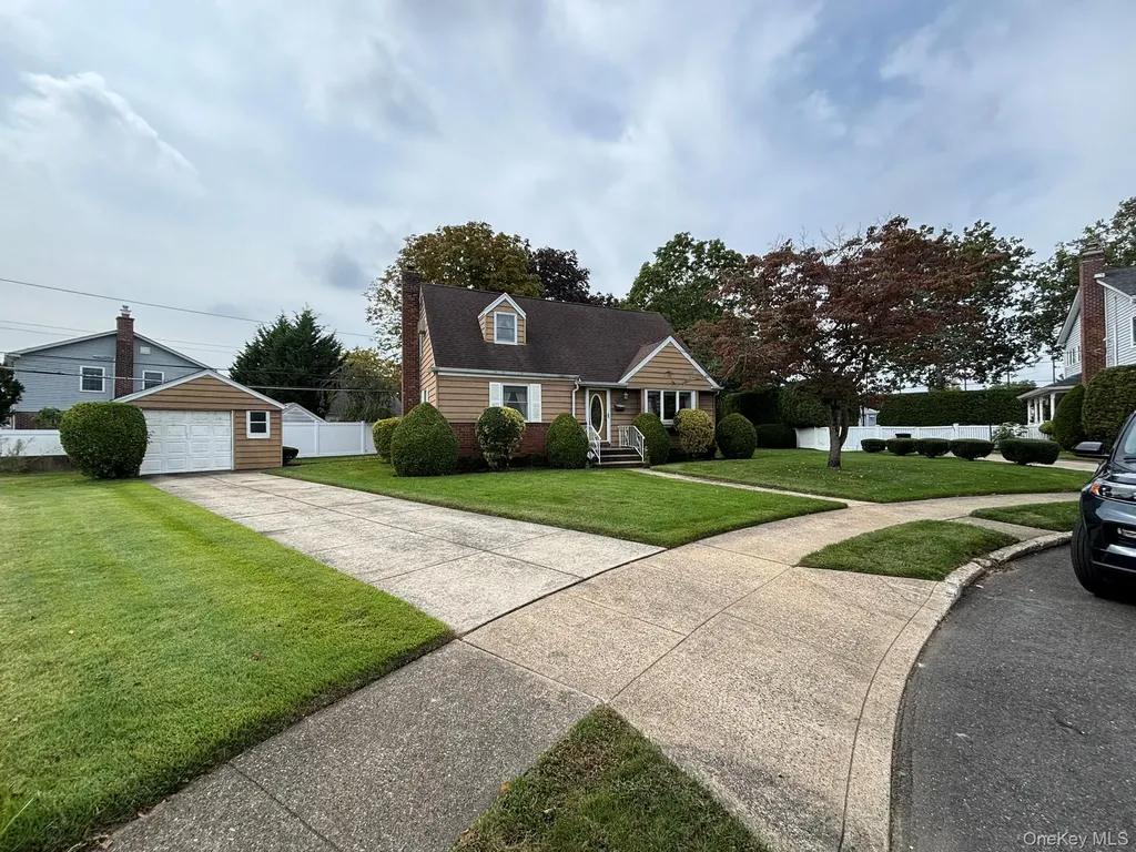 166 Evans Street New Hyde Park NY 11040