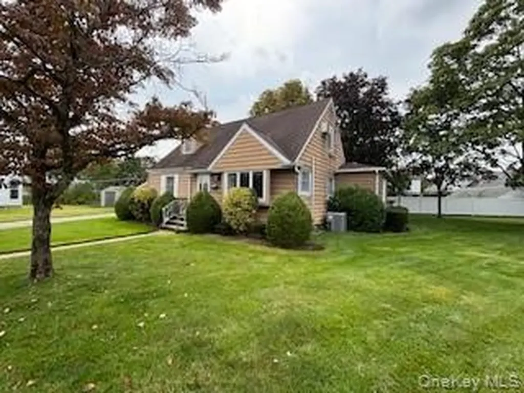 166 Evans Street New Hyde Park NY 11040