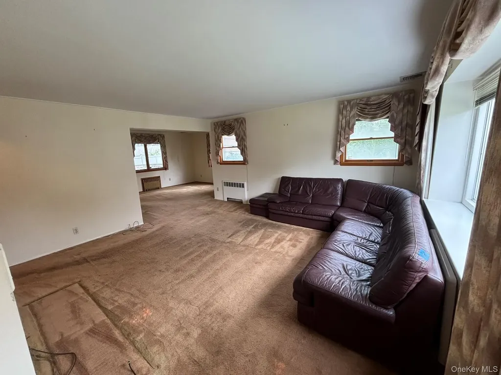 166 Evans Street New Hyde Park NY 11040