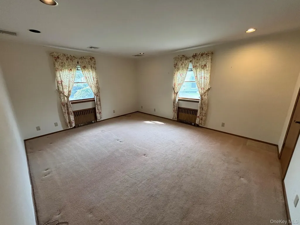 166 Evans Street New Hyde Park NY 11040