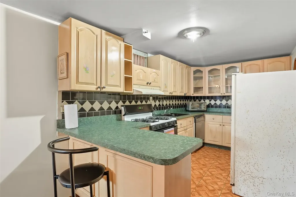 1036 Metcalf Avenue Bronx NY 10472