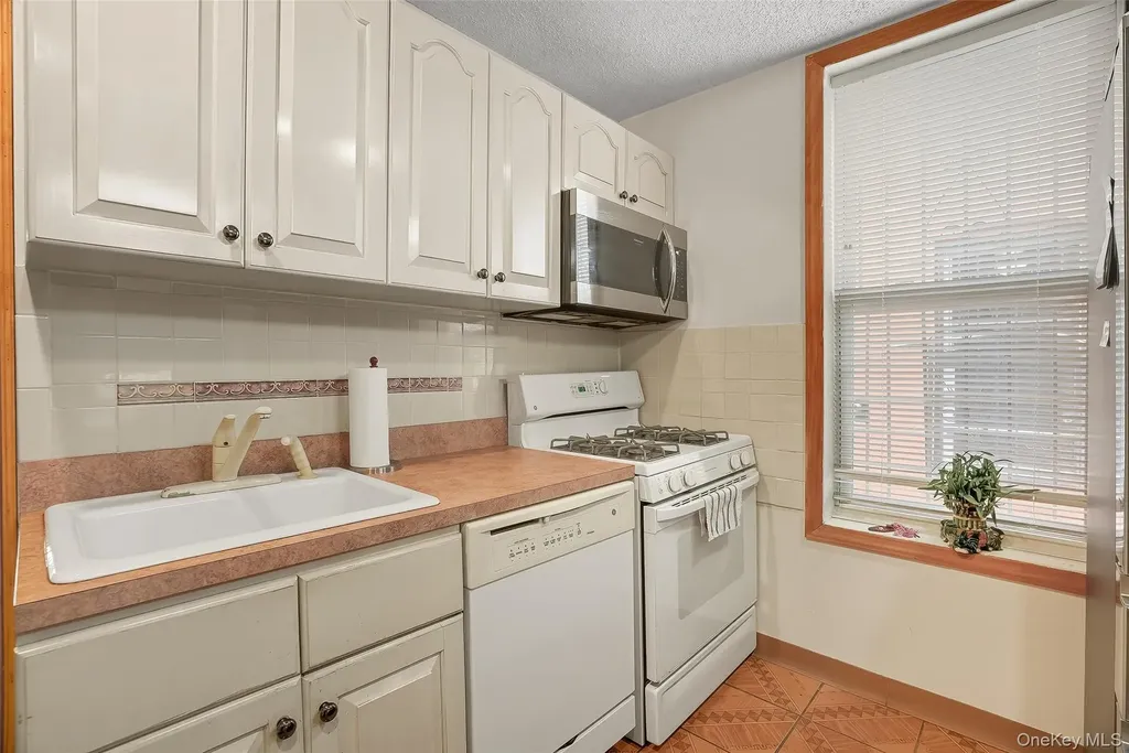 1036 Metcalf Avenue Bronx NY 10472
