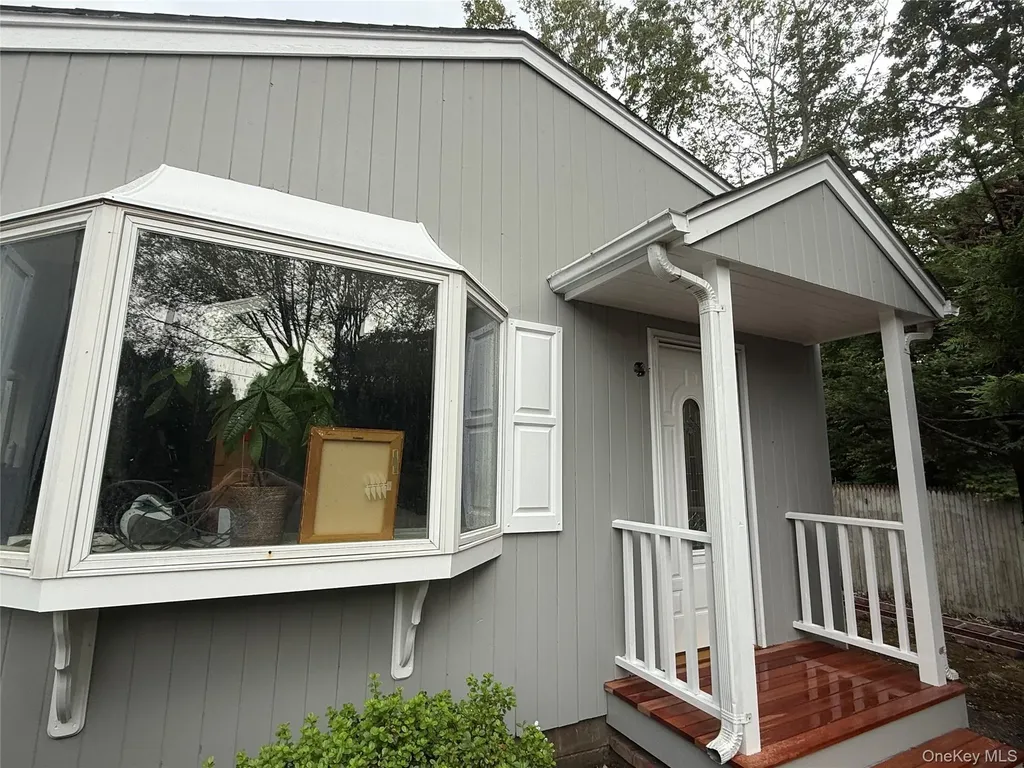 28 Apple Road Southampton NY 11968