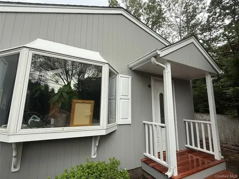 28 Apple Road Southampton NY 11968