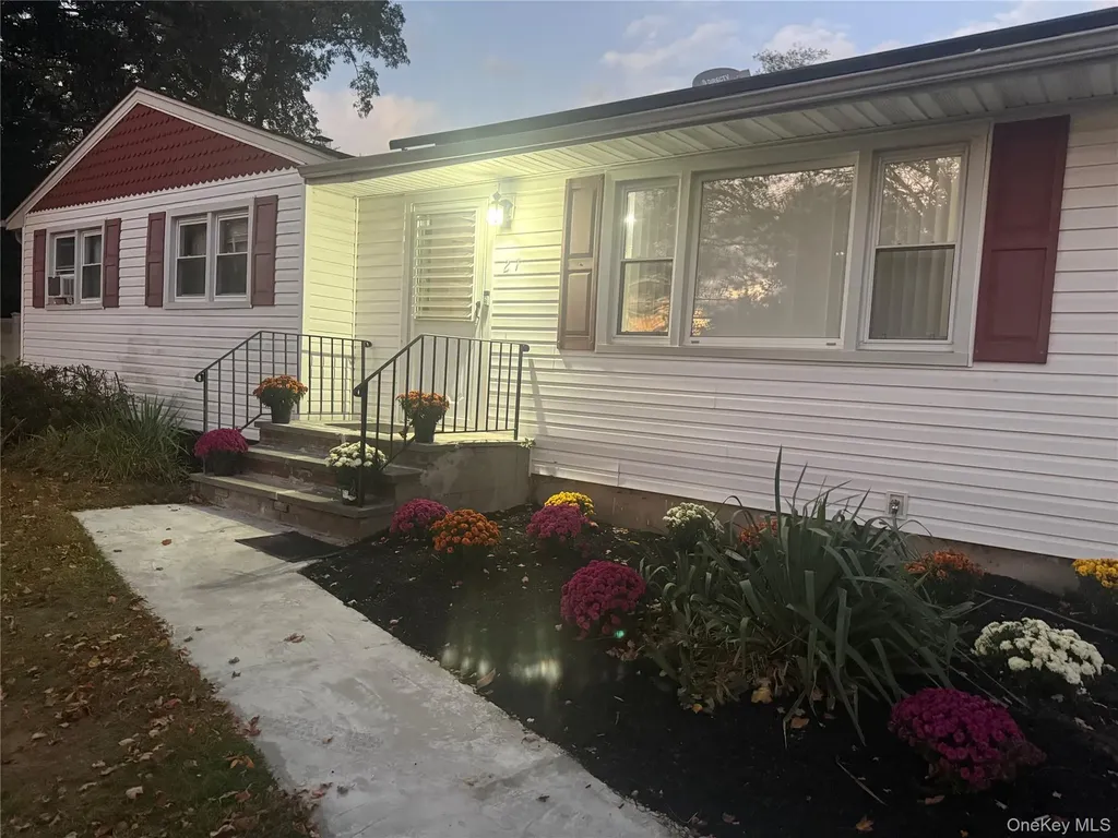 27 E Hamilton Avenue Massapequa NY 11758