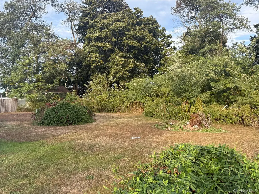 27 E Hamilton Avenue Massapequa NY 11758