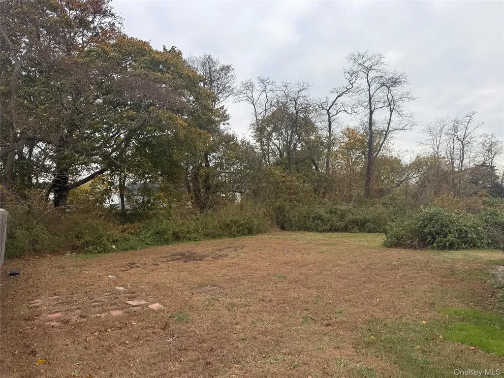 27 E Hamilton Avenue Massapequa NY 11758