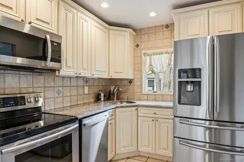 21 Fox Lane Shoreham NY 11786