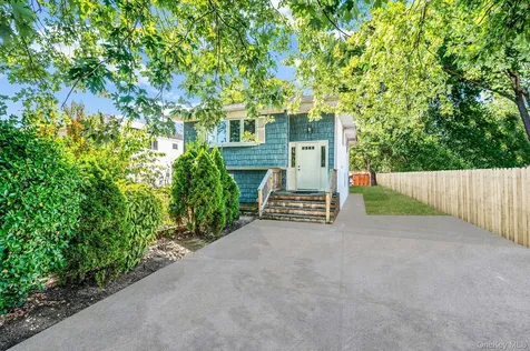 8 Willoughby Street Brentwood NY 11717