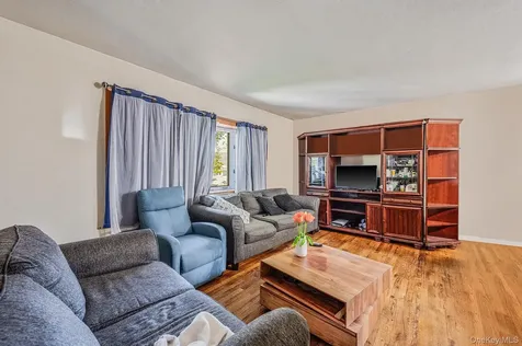 8 Willoughby Street Brentwood NY 11717