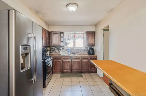 8 Willoughby Street Brentwood NY 11717