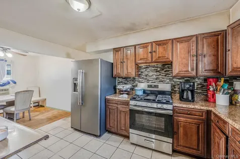 8 Willoughby Street Brentwood NY 11717
