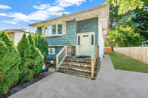 8 Willoughby Street Brentwood NY 11717